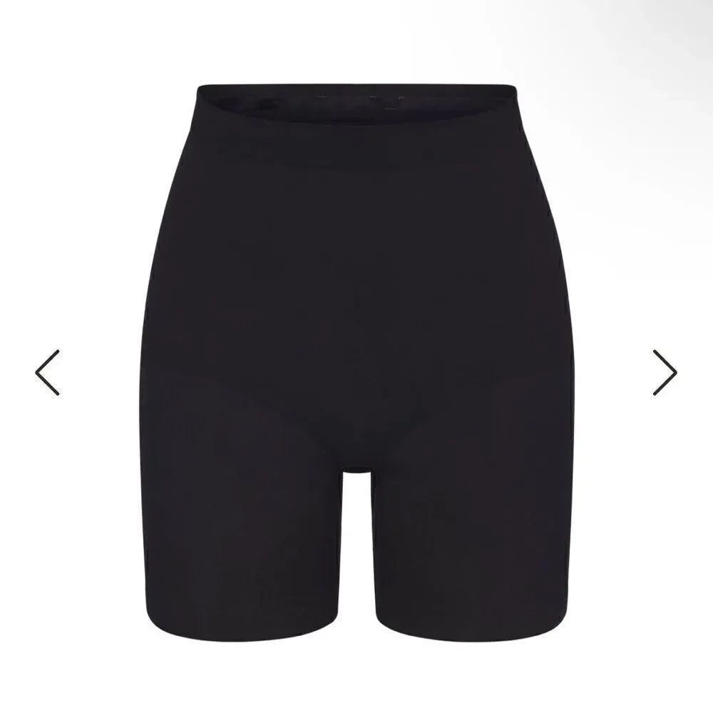 SKIMS NWT mid thigh shorts size XXS in the color onyx